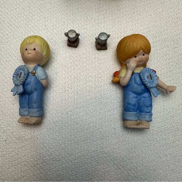 Enesco Country Cousins 321826 kids with blue ribbons - Picture 2 of 3